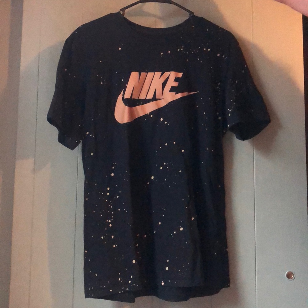 Black and gold Nike tee